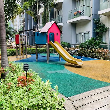 One Palm Tree Villas Condominium - Studio 7Th Fl With Balcony - Across Terminal 3 Airport パサイ エクステリア 写真