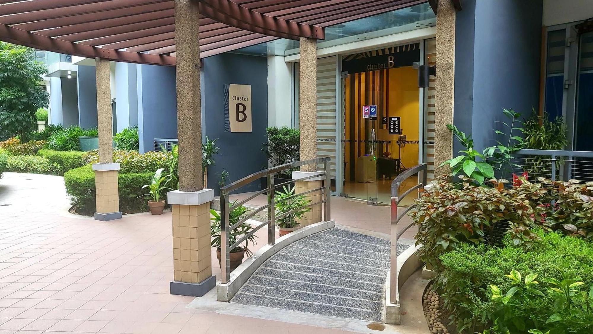 One Palm Tree Villas Condominium - Studio 7Th Fl With Balcony - Across Terminal 3 Airport パサイ エクステリア 写真