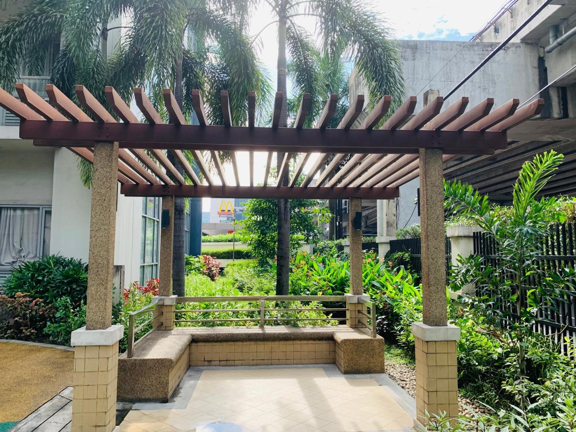 One Palm Tree Villas Condominium - Studio 7Th Fl With Balcony - Across Terminal 3 Airport パサイ エクステリア 写真