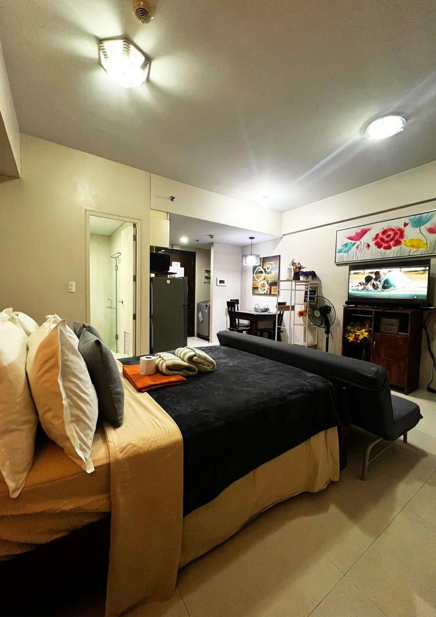 One Palm Tree Villas Condominium - Studio 7Th Fl With Balcony - Across Terminal 3 Airport パサイ エクステリア 写真