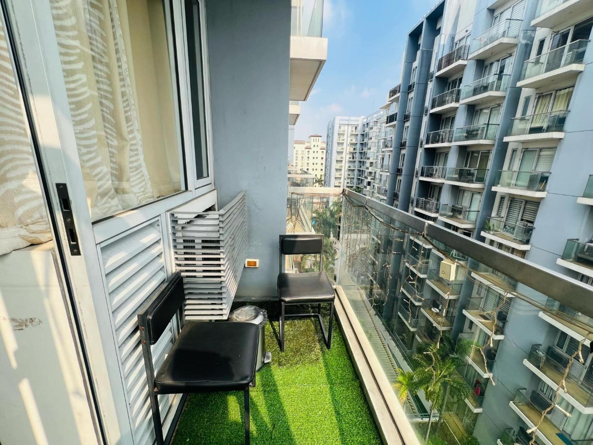 One Palm Tree Villas Condominium - Studio 7Th Fl With Balcony - Across Terminal 3 Airport パサイ エクステリア 写真