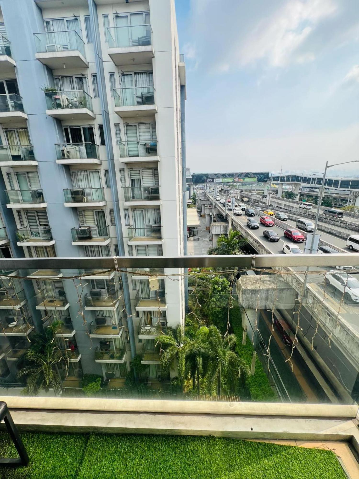 One Palm Tree Villas Condominium - Studio 7Th Fl With Balcony - Across Terminal 3 Airport パサイ エクステリア 写真