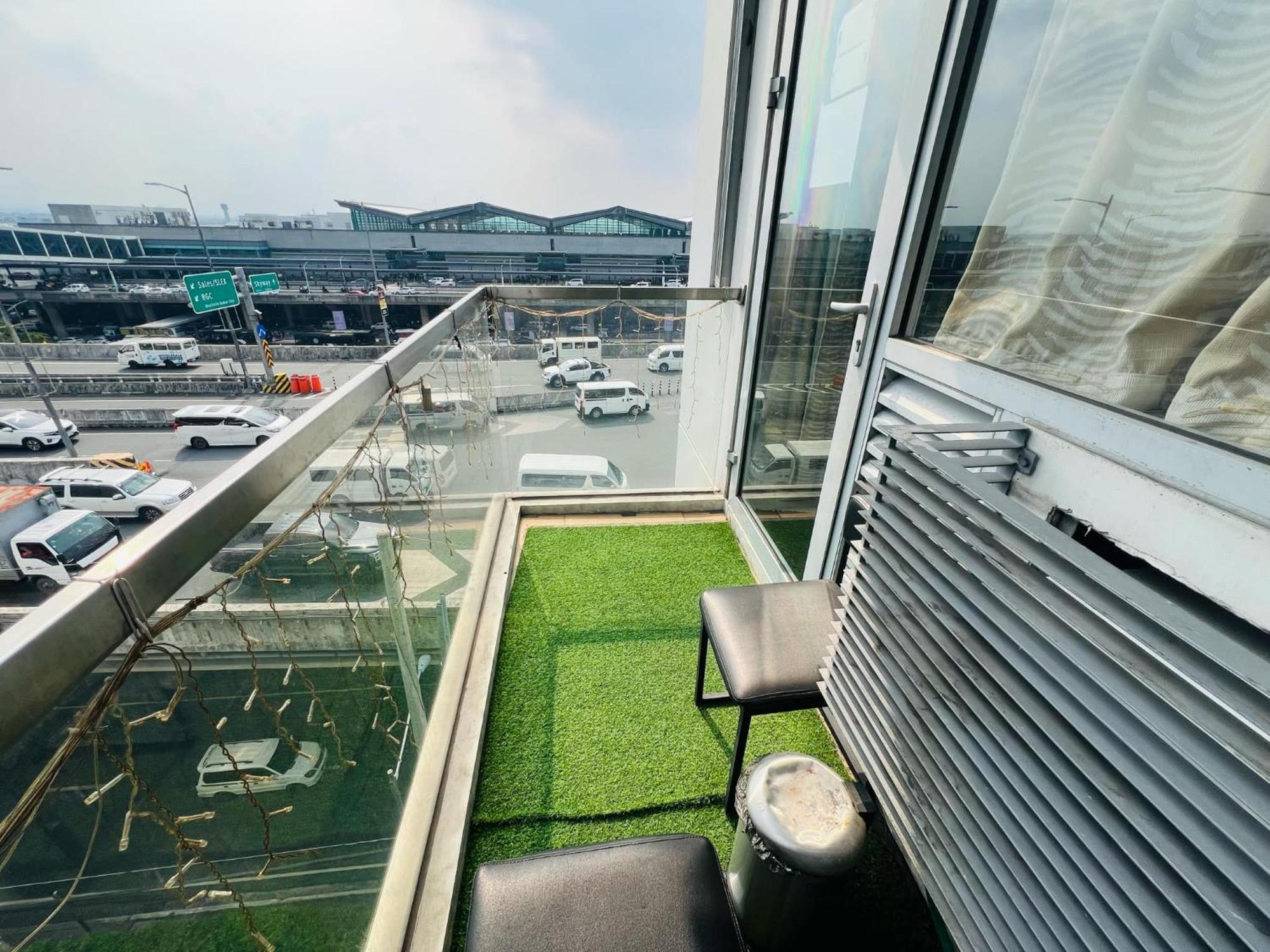 One Palm Tree Villas Condominium - Studio 7Th Fl With Balcony - Across Terminal 3 Airport パサイ エクステリア 写真