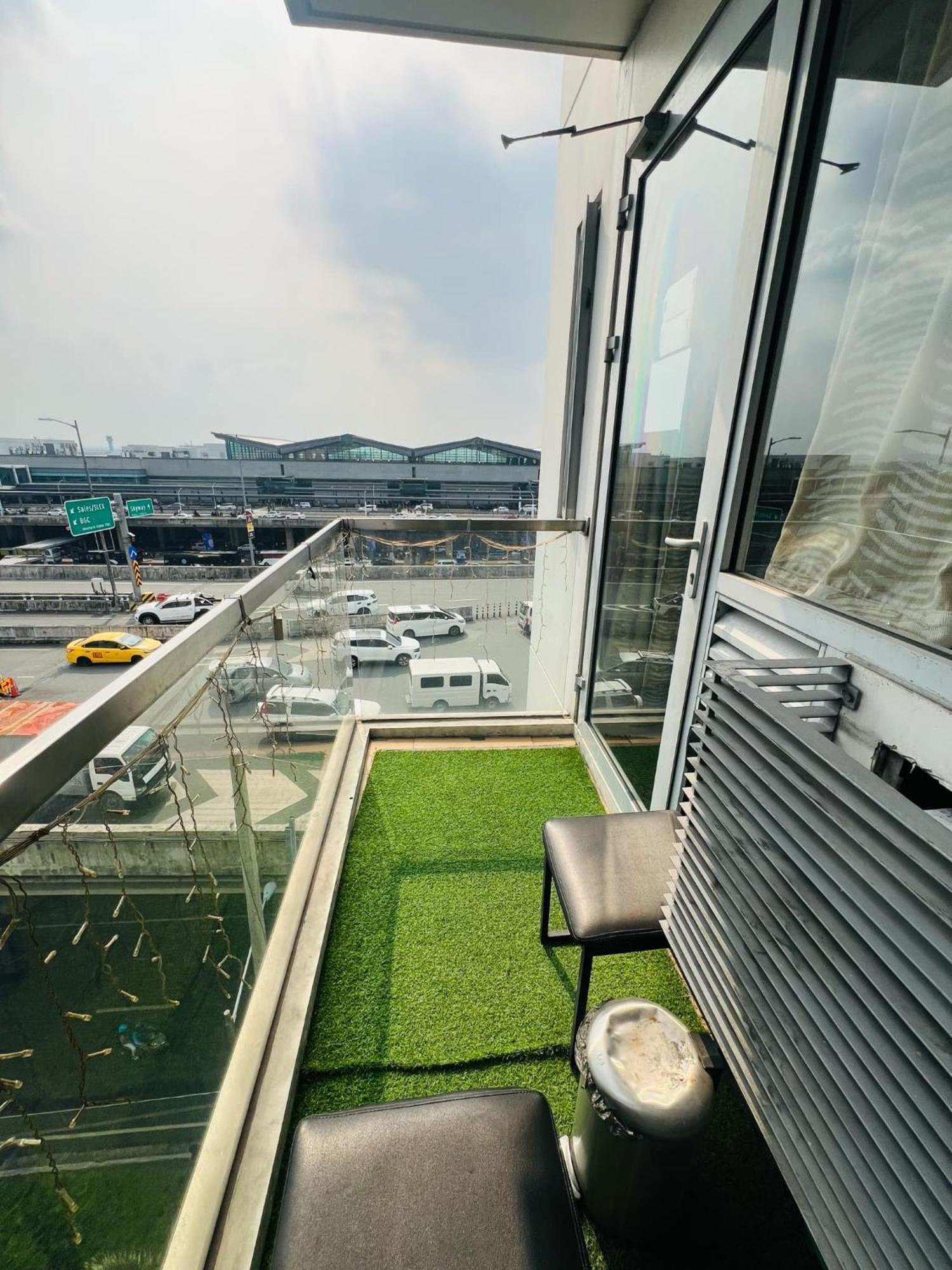 One Palm Tree Villas Condominium - Studio 7Th Fl With Balcony - Across Terminal 3 Airport パサイ エクステリア 写真