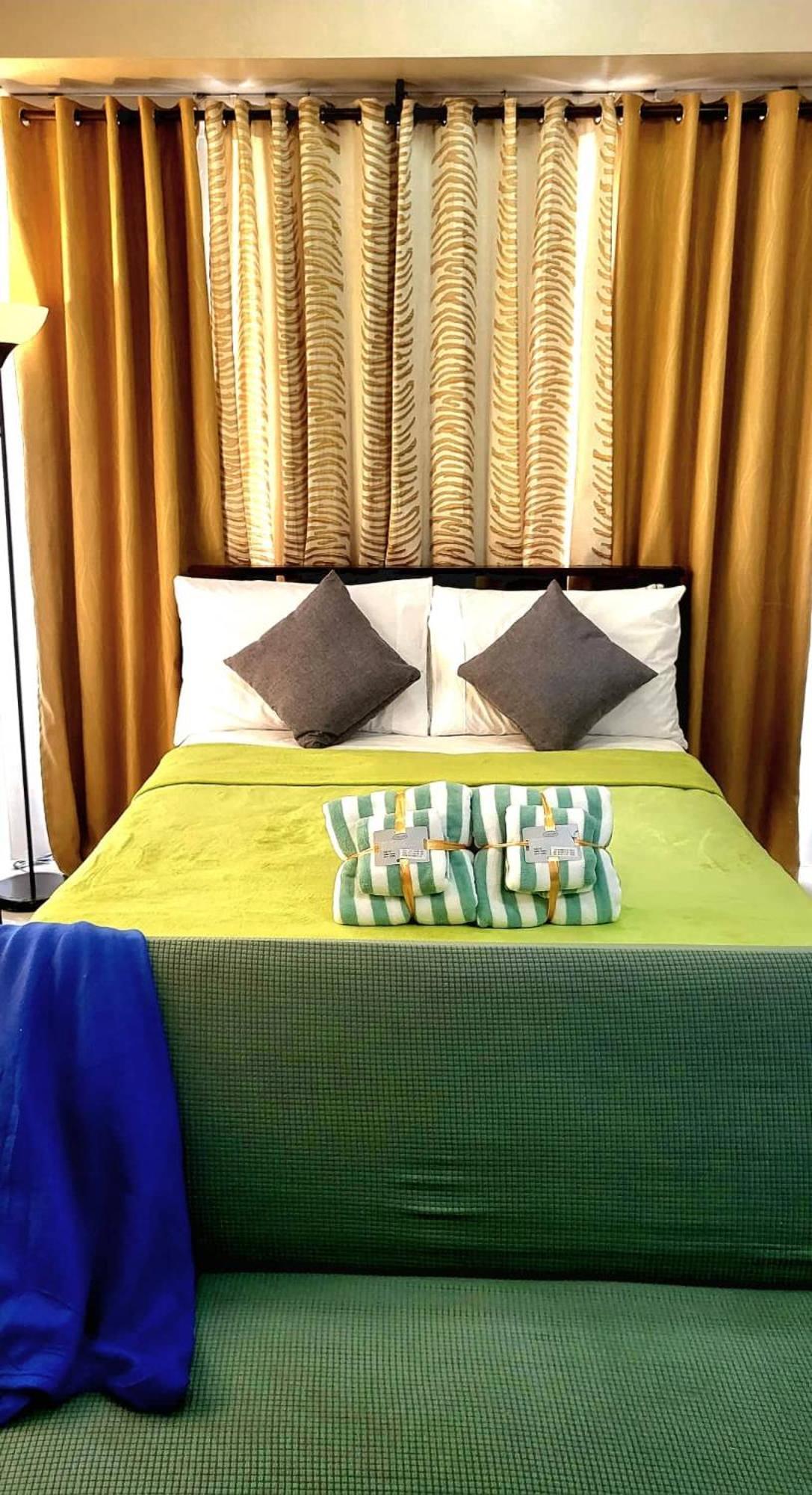 One Palm Tree Villas Condominium - Studio 7Th Fl With Balcony - Across Terminal 3 Airport パサイ エクステリア 写真