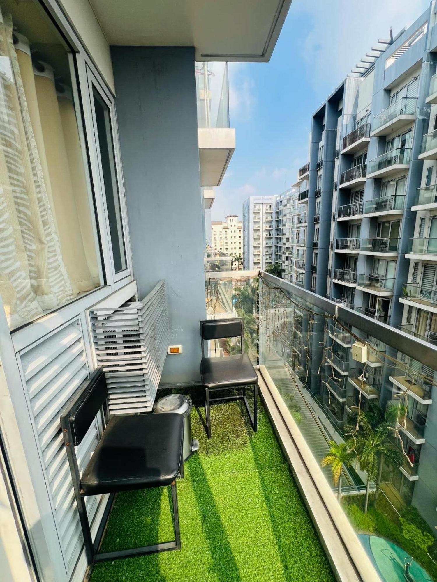 One Palm Tree Villas Condominium - Studio 7Th Fl With Balcony - Across Terminal 3 Airport パサイ エクステリア 写真