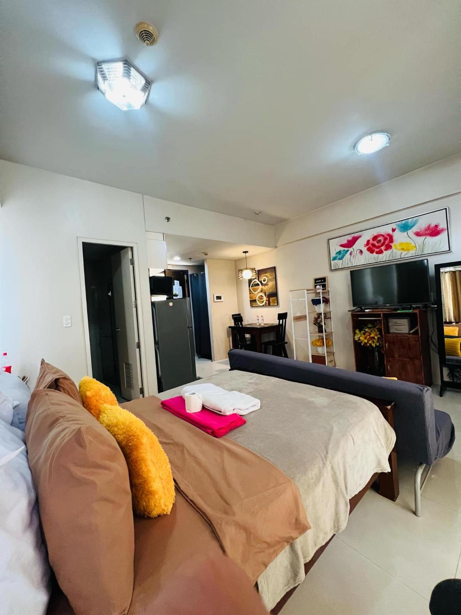 One Palm Tree Villas Condominium - Studio 7Th Fl With Balcony - Across Terminal 3 Airport パサイ エクステリア 写真