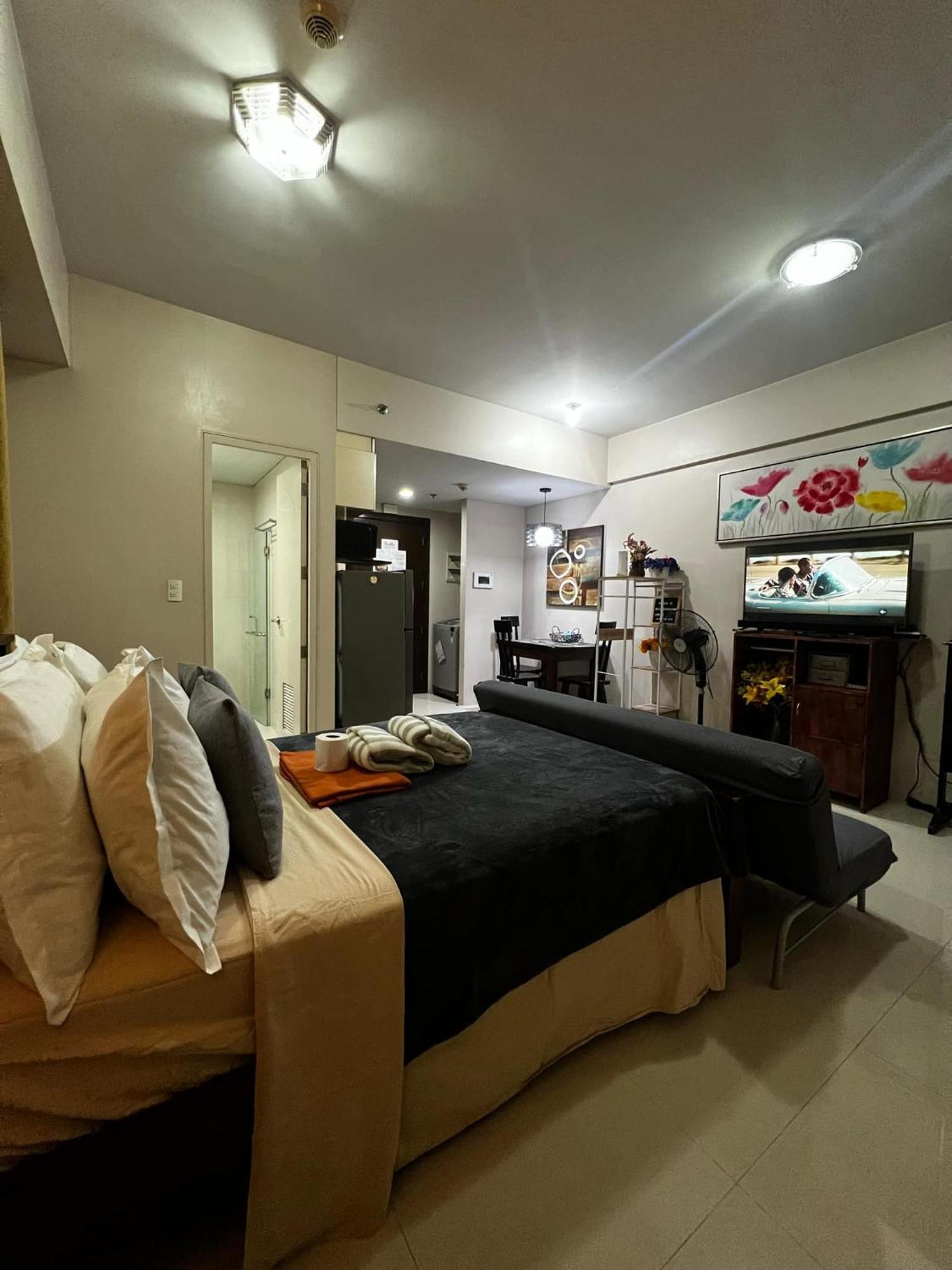 One Palm Tree Villas Condominium - Studio 7Th Fl With Balcony - Across Terminal 3 Airport パサイ エクステリア 写真