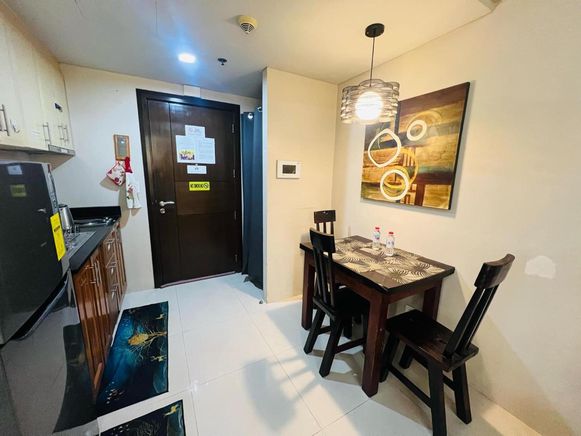 One Palm Tree Villas Condominium - Studio 7Th Fl With Balcony - Across Terminal 3 Airport パサイ エクステリア 写真