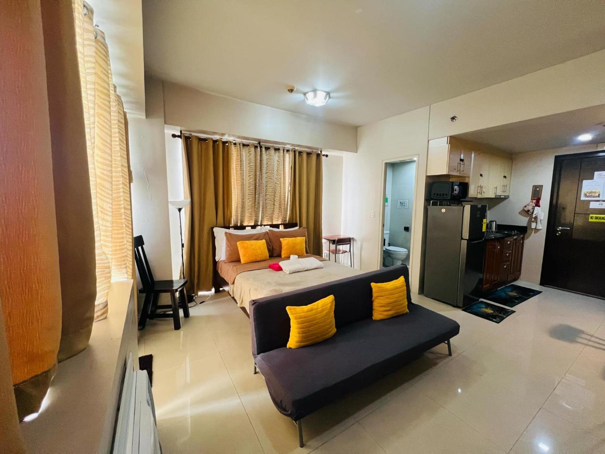 One Palm Tree Villas Condominium - Studio 7Th Fl With Balcony - Across Terminal 3 Airport パサイ エクステリア 写真