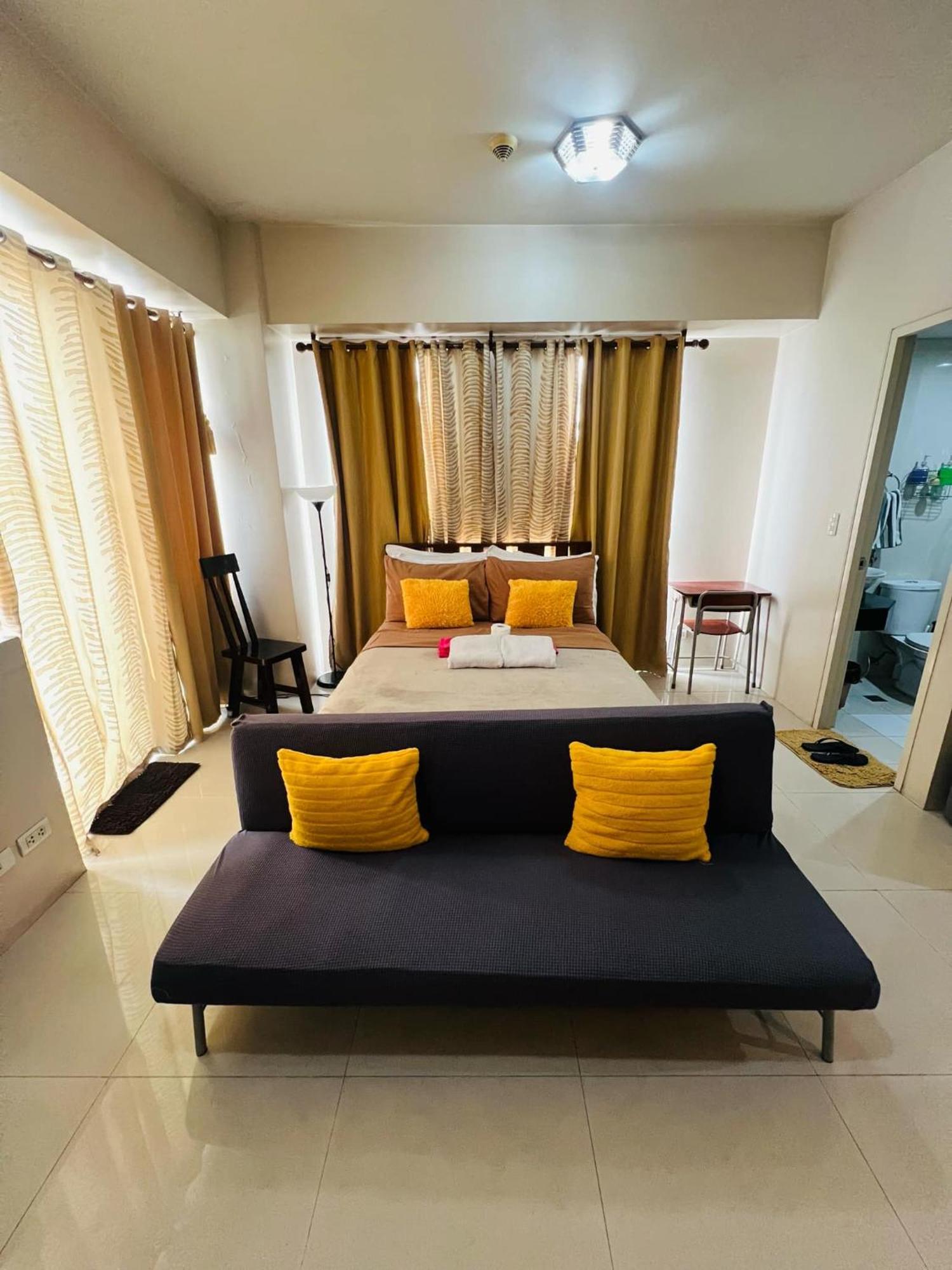 One Palm Tree Villas Condominium - Studio 7Th Fl With Balcony - Across Terminal 3 Airport パサイ エクステリア 写真